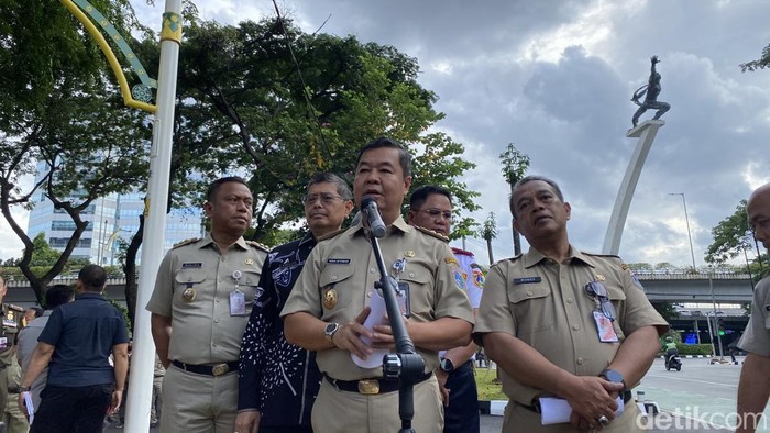 Pj Gubernur DKI Jakarta Teguh Setyabudi mengatakan akan merevisi pergub yang mengatur soal penerima bantuan BPJS Kesehatan buntut kepesertaan JKN Harvey Moeis. (Devi P/detikcom)