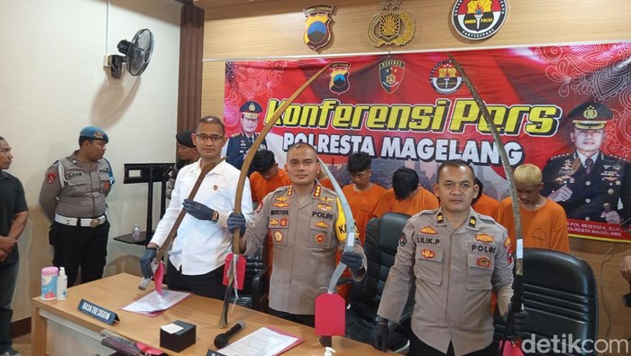 Polisi pamerkan barang bukti tawuran antargeng  yang diamankan Polresta Magelang, Senin (30/12/2024).