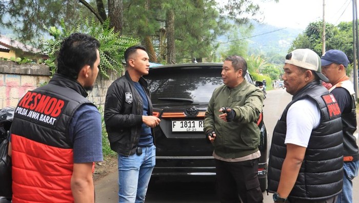 Polisi razia pak ogah di jalur alternatif Puncak, Bogor. Foto: Dok. Istimewa