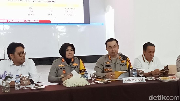Polrestabes Palembang saat menggelar rilis akhir tahun.