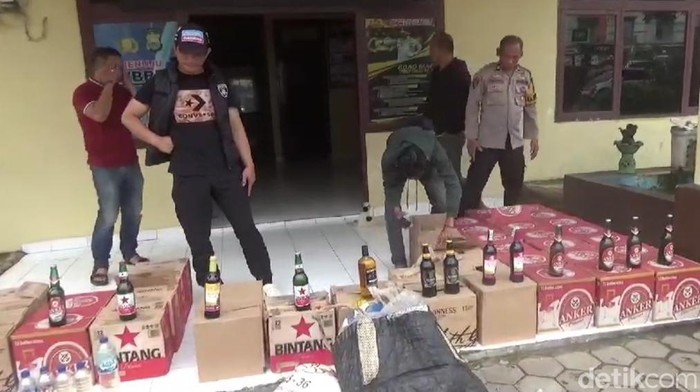 Polsek Bontomarannu razia dan sita ratusan miras jelang pergantian tahun di Gowa.