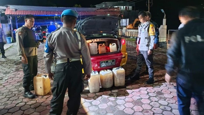 Polsek Soreang menyita 146 liter tuak di Parepare.