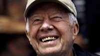 Pada 2015, dia mengungkapkan bahwa ia menderita kanker otak. Veteran Angkatan Laut AS dan penganut Kristen yang taat itu berulang kali menentang segala rintangan untuk menikmati masa pasca-kepresidenan yang panjang dan membuahkan hasil, setelah empat tahun di Ruang Oval yang sering dianggap mengecewakan. (REUTERS/Larry Downing)  
