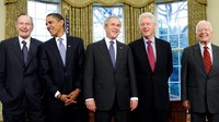 Presiden George H.W. Bush, Presiden Barack Obama, Presiden George W. Bush, Presiden Bill Clinton, dan Presiden Jimmy Carter bertemu di Ruang Oval Gedung Putih di Washington, AS, 7 Januari 2009. (REUTERS/Kevin Lamarque)  