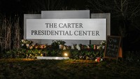 Sebuah tugu peringatan didirikan di The Carter Presidential Center setelah kematian Presiden Jimmy Carter di Atlanta, Georgia, Amerika Serikat, Minggu (29/12/2024). (Megan Varner/Getty Images)  
