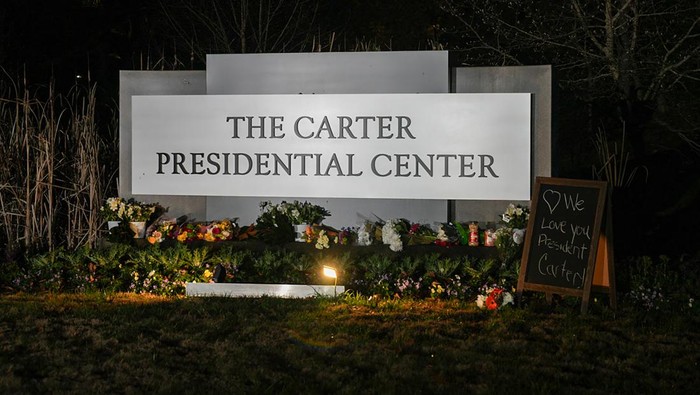 Potret Presiden AS Jimmy Carter yang Meninggal Usia 100 Tahun ATLANTA, GEORGIA - DECEMBER 29: A memorial sprung up at The Carter Presidential Center following the death of Jimmy Carter on December 29, 2024 in Atlanta, Georgia. The 39th president of the United States died today in his hometown of Plains, Georgia. He was 100. (Photo by Megan Varner/Getty Images)