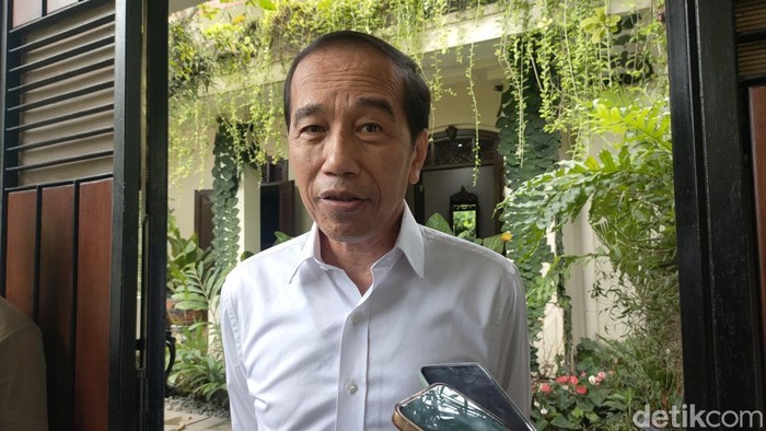 Presiden ke-7 RI, Joko Widodo (Jokowi), saat ditemui wartawan di kediaman pribadinya di Sumber, Banjarsari, Kota Solo, Senin (30/12/2024).
