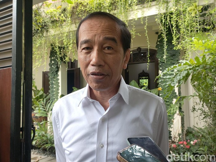 Presiden ke-7 RI, Joko Widodo (Jokowi), saat ditemui wartawan di kediaman pribadinya di Sumber, Banjarsari, Kota Solo, Senin (30/12/2024).