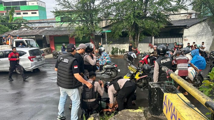 Pria bersajam yang meresahkan warga di Jalan Daan Mogot, Jakbar diamankan polisi.