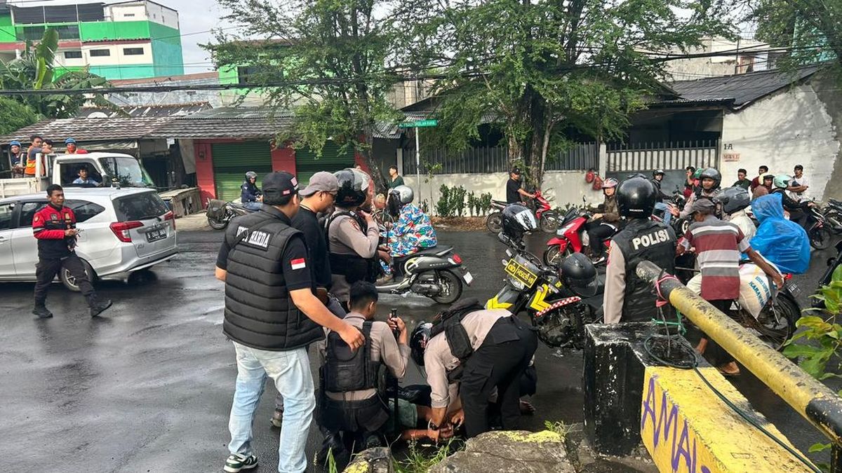Viral Polisi Dikejar-kejar Pria Bersajam di Jakbar, Begini Kejadiannya