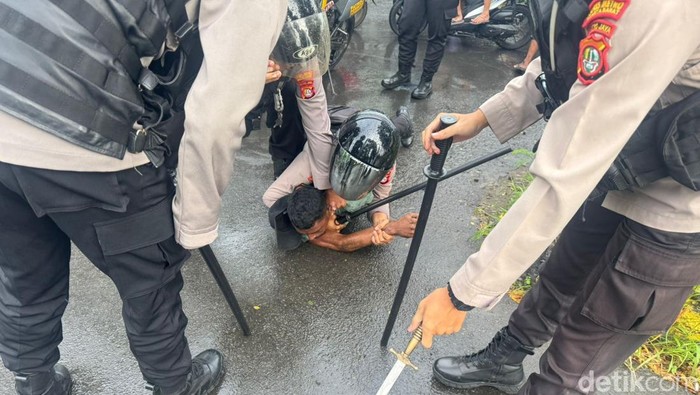 Pria bersajam yang meresahkan warga di Jalan Daan Mogot, Jakbar dilumpuhkan polisi