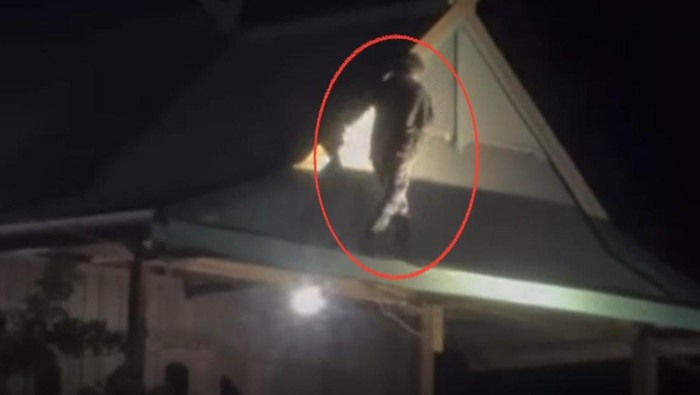 Pria di Pinrang nyaris diamuk massa gegara naik ke atap rumah warga dan dikira mau mencuri.