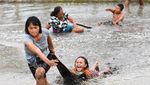 Potret Keseruan Turis Asing Ikut Lomba Permainan Tradisional di Bali