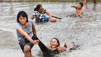 Kegiatan rangkaian Festival Air Suwat 2024 tersebut diselenggarakan untuk mempromosikan berbagai potensi pariwisata dan seni budaya yang ada di kawasan itu kepada para wisatawan sekaligus untuk melestarikan permainan tradisional.  