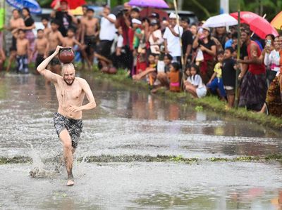 Potret Keseruan Turis Asing Ikut Lomba Permainan Tradisional di Bali