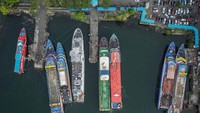 Foto udara sejumlah kapal motor sandar di Pelabuhan Manado, Sulawesi Utara.  