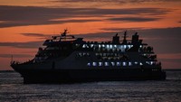 Kapal motor Barcelona VA berangkat dari Pelabuhan Manado, Sulawesi Utara, Senin (30/12/2024).   