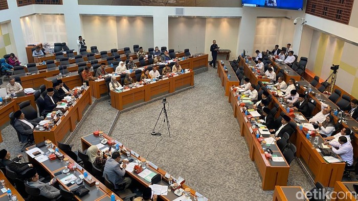 Rapat Komisi VIII DPR dengan Kemenag soal perdahuluan pelaksanaan Haji 2025