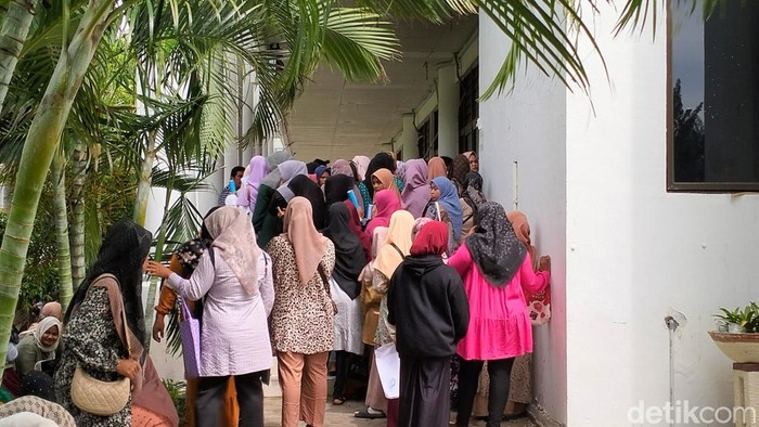 Ratusan warga mendatangi Kantor Gubernur Aceh sejak pagi tadi untuk mengantarkan proposal. (Agus Setyadi/detikSumut)