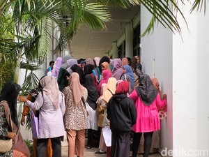 Termakan Hoaks, Warga Aceh Ramai-ramai Bawa Proposal ke Kantor Gubernur