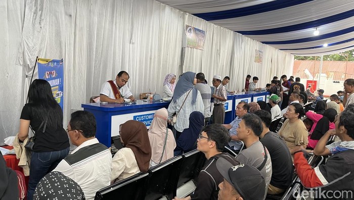 Ratusan warga mengantre untuk mendapatkan pelayanan pajak di Samsat Medan Utara. (Kartika Sari/detikSumut)
