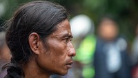 Ayah almarhum GRO (17) seorang pelajar yang ditembak polisi, Andi Prabowo (44) menyaksikan rekonstruksi kasus penembakan anaknya oleh polisi di Kelurahan Kalipancur, Kecamatan Ngaliyan, Kota Semarang, Jawa Tengah, Senin (30/12/2024).  