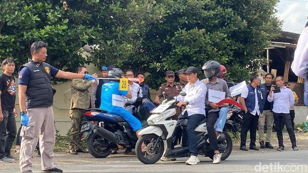 Rekonstruksi penembakan Gamma oleh Aipda Robig Zaenudin di depan Alfamart Candi Penataran, Kelurahan Kalipancur, Kecamatan Ngaliyan, Kota Semarang, Senin (30/12/2024).