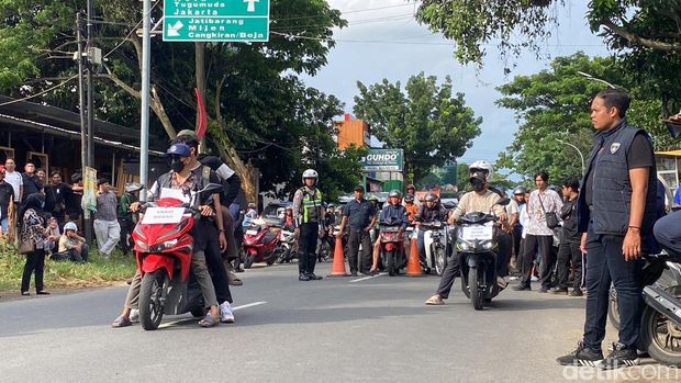 Rekonstruksi penembakan Gamma oleh Aipda Robig Zaenudin di depan Alfamart Candi Penataran, Kelurahan Kalipancur, Kecamatan Ngaliyan, Kota Semarang, Senin (30/12/2024).