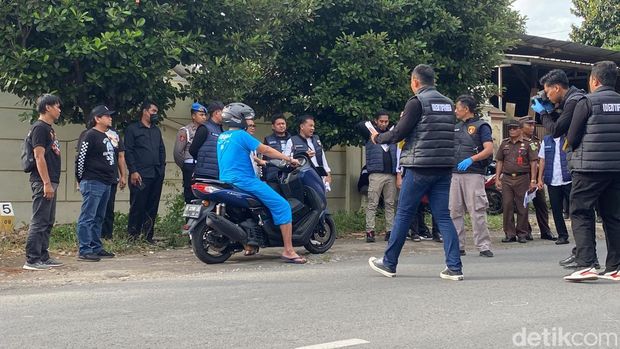 Rekonstruksi penembakan Gamma oleh Aipda Robig Zaenudin di depan Alfamart Candi Penataran, Kelurahan Kalipancur, Kecamatan Ngaliyan, Kota Semarang, Senin (30/12/2024).