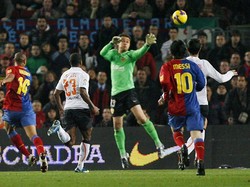 Renan Brito Soares. Pada periode 2008-2010, Messi pernah tiga kali menghadapi eks kiper Valencia itu. Timnya Messi menang, tapi La Pulga tak pernah sekalipun menjebol gawang Soares. Foto: AFP/JOSEP LAGO