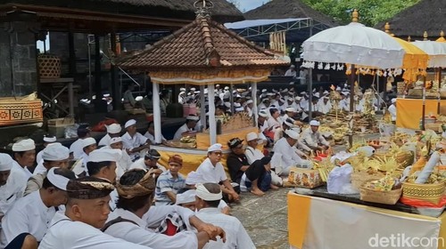 Ribuan umat menghadiri upacara Bumi Sudha di Pura Watu Klotok Klungkung, Bali, Senin (30/12/2024). (Foto: Putu Krista/detikBali)
