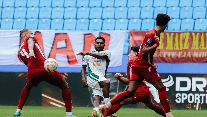 Aksi Ricky Cawor di laga PSM Makassar vs PSS Sleman di Stadion Batakan, Balikpapan, Jumat (13/12/2024).