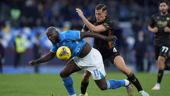 Naples, Italy - December 29: Romelu Lukaku of SSC Napoli and Jay Idzes of Venezia FC battle for the ball during the Serie A match between SSC Napoli and Venezia FC at Diego Maradona on December 29, 2024 in Naples, Italy. (Photo by Matteo Ciambelli/DeFodi Images via Getty Images)