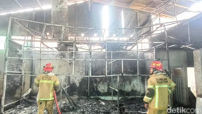 Ruangan cat bengkel kerajinan di Beji, Pedan, Klaten ludes terbakar, Senin (30/12/2024).