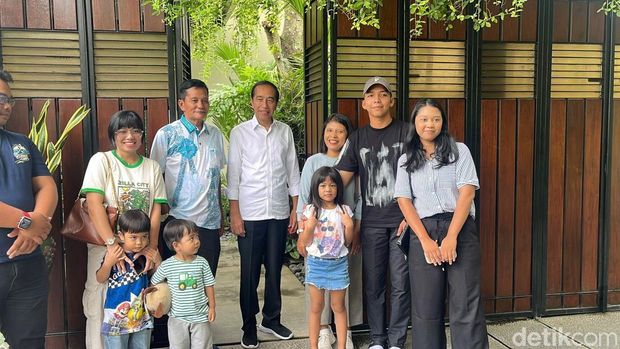 Keluarga A Siregar dari Bangka Belitung saat berkunjung ke rumah Jokowi, Senin (30/12/2024).