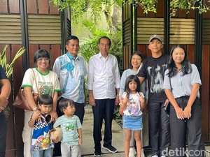 Jokowi Senang Rumahnya di Solo Dikunjungi Wisatawan untuk Foto-foto