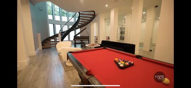 Melalui akun YouTube pribadi miliknya Nikita memperlihatkan isi rumahnya di Los Angeles, Amerika. Didominasi warna putih, rumah istri Indra Priawan itu tampak megah dilengkapi dengan piano dan meja billiard. Foto: YouTube/Nikita Willy Official