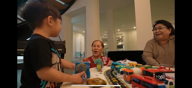Putra pertama Nikita, Issa Xander, juga tampak betah berada di rumah tersebut. Ibu Indra Priawan, Karlina Damiri, juga terlihat ikut berkunjung untuk menemui cucunya. Foto: YouTube/Nikita Willy Official