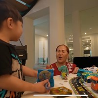 Putra pertama Nikita, Issa Xander, juga tampak betah berada di rumah tersebut. Ibu Indra Priawan, Karlina Damiri, juga terlihat ikut berkunjung untuk menemui cucunya. Foto: YouTube/Nikita Willy Official