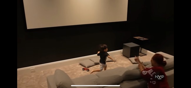 Dari video yang dibagikan terlihat bahwa rumah tersebut dilengkapi dengan ‘bioskop’ pribadi. Cukup luas, Issa bahkan bisa berlari-larian dengan leluasa di ruangan tersebut. Foto: YouTube/Nikita Willy Official