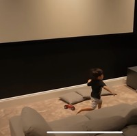 Dari video yang dibagikan terlihat bahwa rumah tersebut dilengkapi dengan ‘bioskop’ pribadi. Cukup luas, Issa bahkan bisa berlari-larian dengan leluasa di ruangan tersebut. Foto: YouTube/Nikita Willy Official