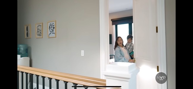 Rumah Nikita itu juga tampak Instagrammable dengan beberapa pajangan lukisan art di dindingnya. Berkonsep minimalis, rumah tersebut tertata rapi tanpa dipenuhi banyak barang. Foto: YouTube/Nikita Willy Official