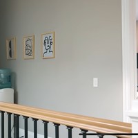 Rumah Nikita itu juga tampak Instagrammable dengan beberapa pajangan lukisan art di dindingnya. Berkonsep minimalis, rumah tersebut tertata rapi tanpa dipenuhi banyak barang. Foto: YouTube/Nikita Willy Official
