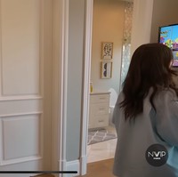 Di dalam kamar tidurnya juga terdapat toilet yang tak kalah Instagrammable. Didominasi warna putih dengan sedikut sentuhan gold, kamar mandi tersebut terlihat bersih dan elegan. Foto: YouTube/Nikita Willy Official