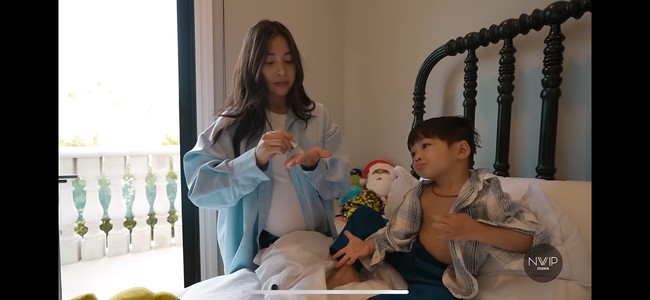 Penampakan salah satu kamar tidur di rumah Nikita. Terlihat kamar tersebut dilengkapi dengan balkon untuk melihat ke luar rumah. Foto: YouTube/Nikita Willy Official