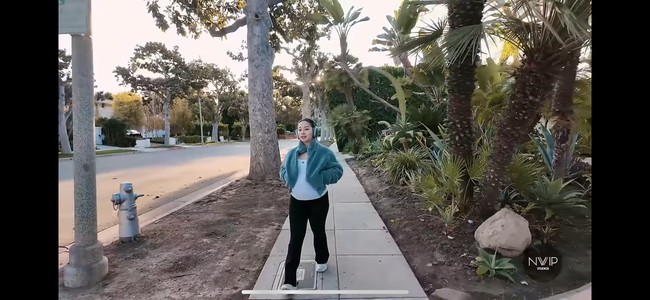 Berlokasi di Beverly Hills, kawasan rumahnya itu juga tampak masih asri dengan berbagai tumbuhan hijau. Nikita yang kala itu tengah hamil anak kedua pun selalu menyempatkan diri untuk jalan pagi dan menikmati udara sejuk di kawasan perumahannya tersebut. Foto: YouTube/Nikita Willy Official