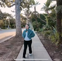 Berlokasi di Beverly Hills, kawasan rumahnya itu juga tampak masih asri dengan berbagai tumbuhan hijau. Nikita yang kala itu tengah hamil anak kedua pun selalu menyempatkan diri untuk jalan pagi dan menikmati udara sejuk di kawasan perumahannya tersebut. Foto: YouTube/Nikita Willy Official
