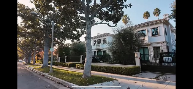 Sebelum melahirkan putra keduanya Nikita Willy dan keluarganya memang sudah berangkat ke Amerika untuk menetap beberapa waktu di sana. Selama di Amerika ia tinggal di sebuah rumah yang mewah dan luas. Begini penampakan rumahnya dari luar. Foto: YouTube/Nikita Willy Official