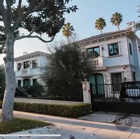 Sebelum melahirkan putra keduanya Nikita Willy dan keluarganya memang sudah berangkat ke Amerika untuk menetap beberapa waktu di sana. Selama di Amerika ia tinggal di sebuah rumah yang mewah dan luas. Begini penampakan rumahnya dari luar. Foto: YouTube/Nikita Willy Official