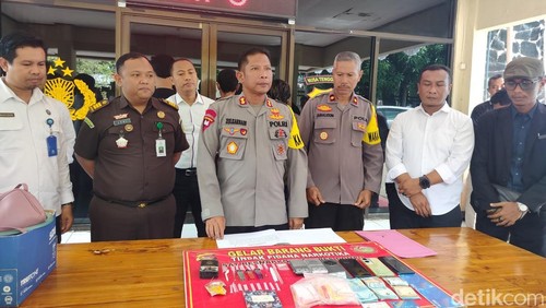 Kapolres Dompu, bersama PJU Polres, Kasi Intel Kejari Dompu, perwakilan BNK saat menggelar konferensi pers di Mapolres Dompu, Senin (30/12/2024). (Faruk)